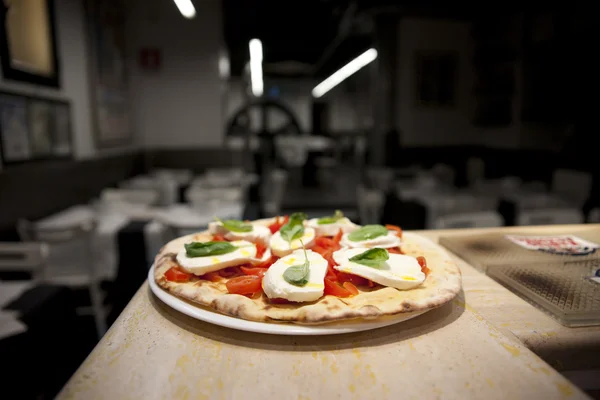 bir restoranda pizza margherita