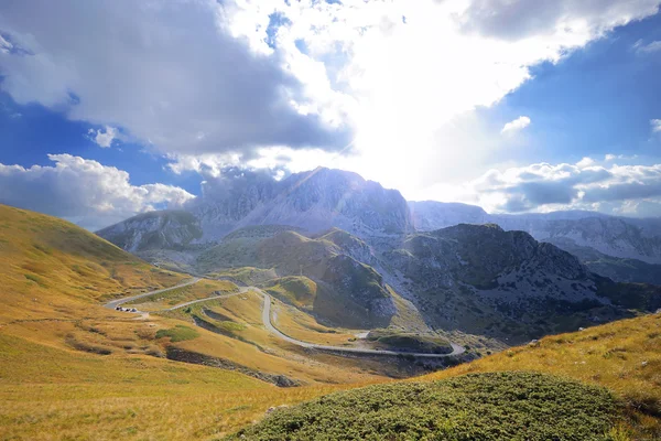 güneşin ve bulutların üzerinde terminillo dağ, İtalya
