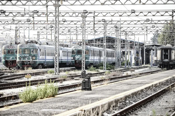 paslı paslı bir istasyonu trenler