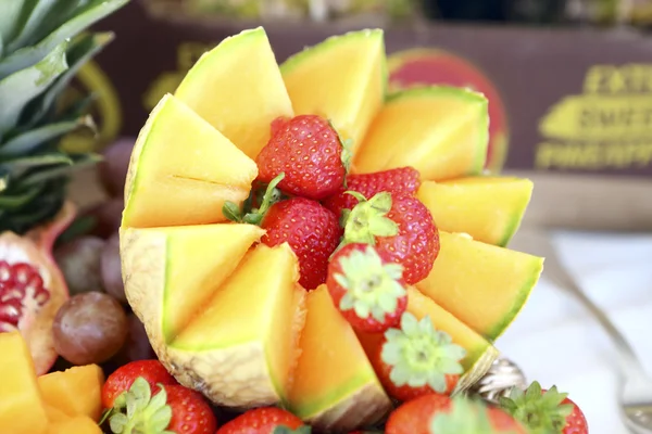 çilek ile kesilerek kavun