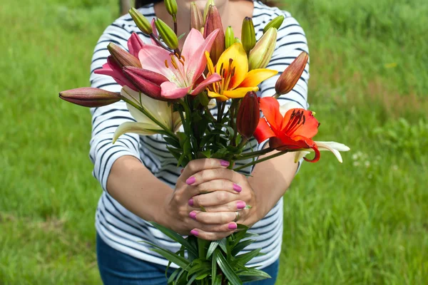 Lily bouquet in hands — Stock Photo, Image