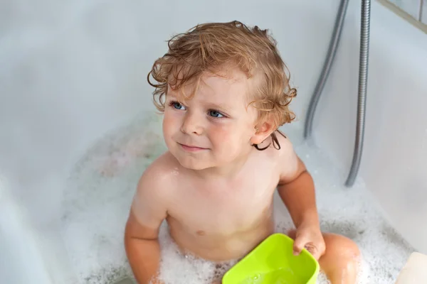 Adorable toddler boy with blond hairs taking bath — Stock Photo, Image