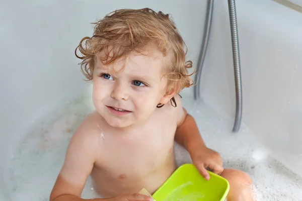 Beau petit garçon aux cheveux blonds prenant son bain — Photo