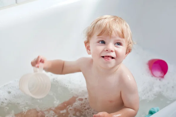 小さな男の子の浴室を持っています。 — ストック写真