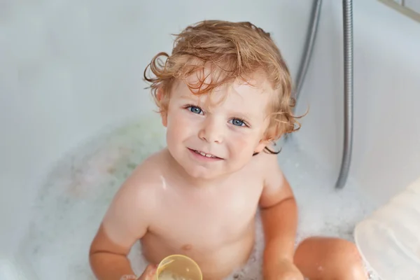 Menino doce com cabelos loiros tomando banho — Fotografia de Stock