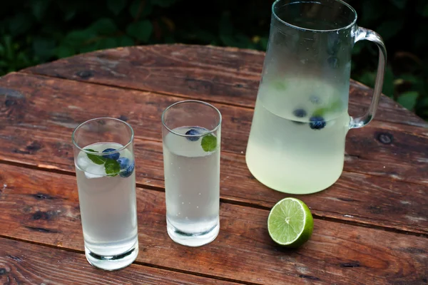 Dos vasos de limonada helada casera y jarra en verano caliente —  Fotos de Stock