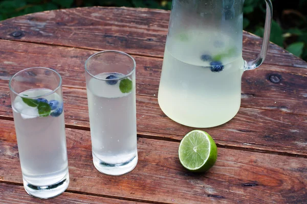 Två glas hem gjorde iskallt kall lemonad och tillbringare på varma sommar — Stockfoto