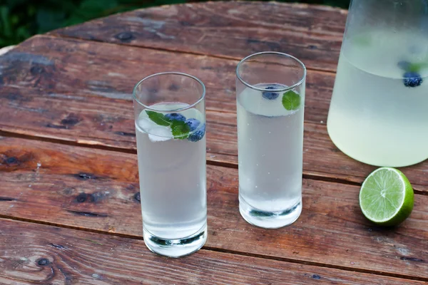 Dos vasos de limonada helada casera y jarra en verano caliente —  Fotos de Stock