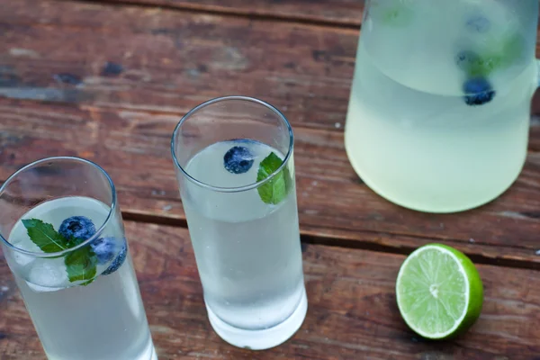 Två glas hem gjorde iskallt kall lemonad och tillbringare på varma sommar — Stockfoto