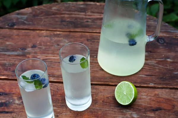 Dos vasos de limonada helada casera y jarra en verano caliente —  Fotos de Stock