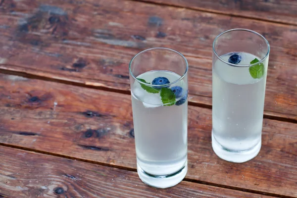 Zwei Gläser hausgemachte eiskalte Limonade — Stockfoto