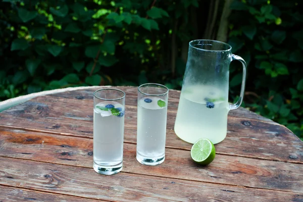 Dos vasos de limonada helada casera y jarra en verano caliente —  Fotos de Stock