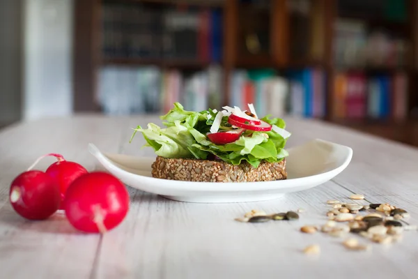 Egészséges, szendvics, saláta, retek és a sütőtök seeds — Stock Fotó