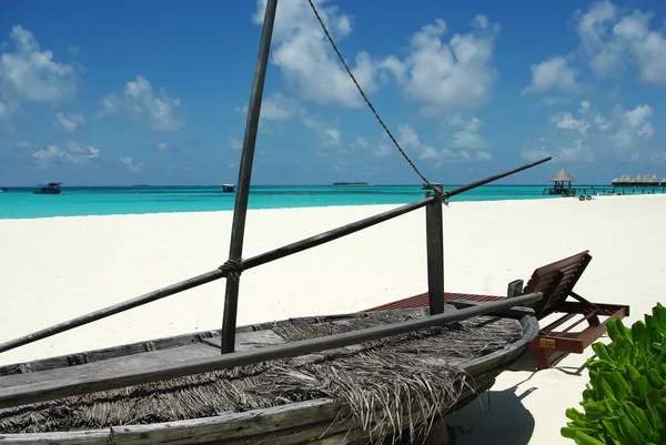 Maledivisches Boot an einem weißen Sandstrand — Stockfoto