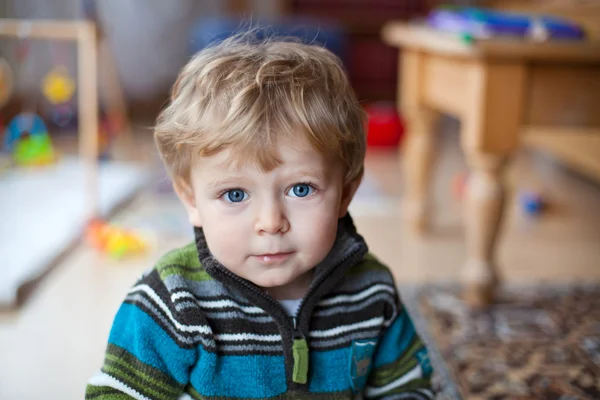 Liten pojke med blå ögon och blont hår — Stockfoto