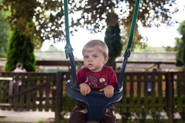 şirin bebek çocuk yürümeye başlayan çocuk bahçesi salıncak yaz
