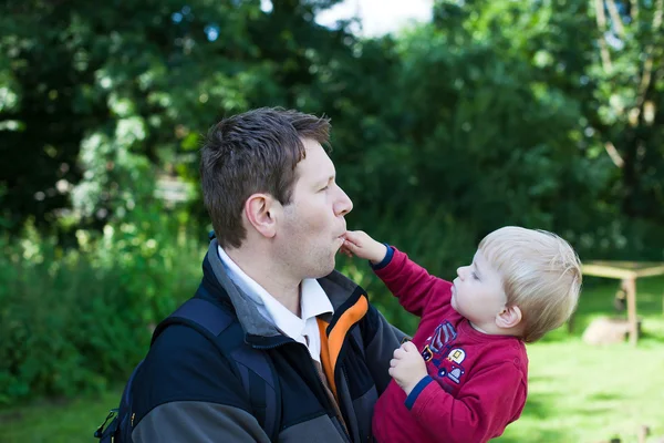 Jonge vader en de peuter jongen in zomer bos — Stockfoto