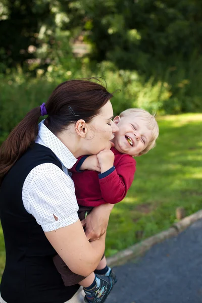 Joven madre y adorable niño abrazando el verano —  Fotos de Stock
