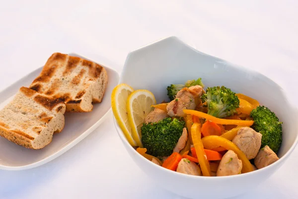 Fresh salad with broccoli paprika and chicken breast — Stock Photo, Image