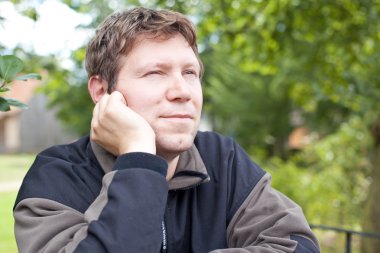 Yeşil sonbahar ormanda genç adam