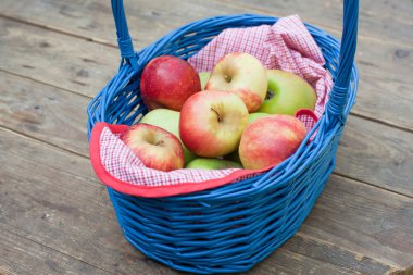 taze elma kırmızı ve yeşil ile mavi sepet