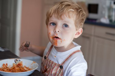 kirli yüzü makarna yemek ile sevimli bebek