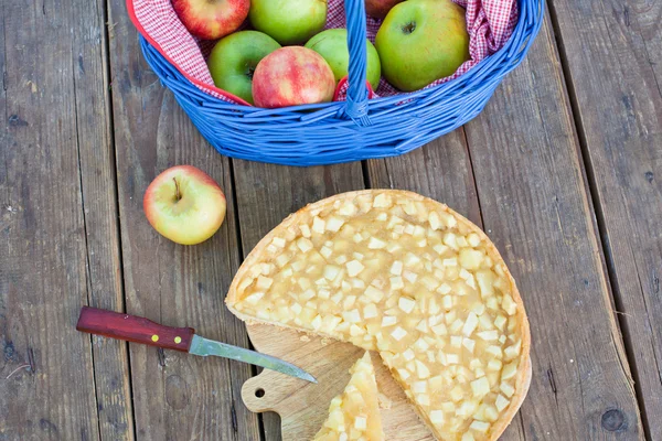 Torta de maçã assada fresca na mesa de madeira — Fotografia de Stock