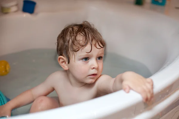 Adorable niño pequeño con cabellos rubios tomando baño —  Fotos de Stock