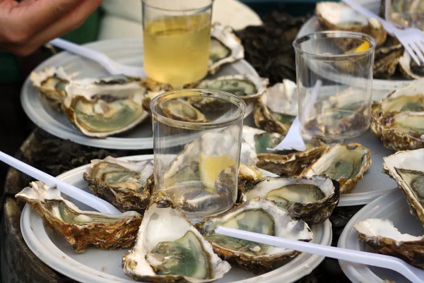 Verse oesters en witte wijn op de markt voor Frans — Stockfoto