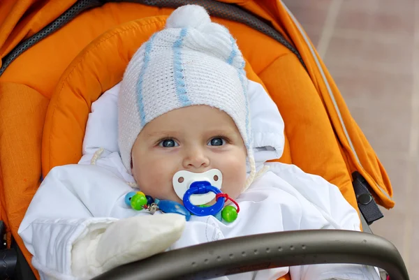 Маленький хлопчик з блакитними очима в теплому білому одязі — стокове фото