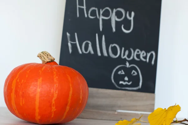 Gran calabaza amarilla decorada para Halloween —  Fotos de Stock