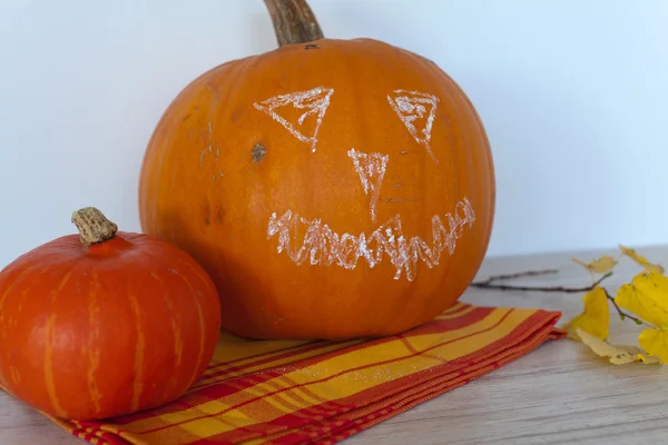 Gran calabaza amarilla decorada para Halloween —  Fotos de Stock