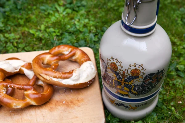 Caneca de cerveja fresca e pretzel de Oktoberfest alemão com foco em — Fotografia de Stock