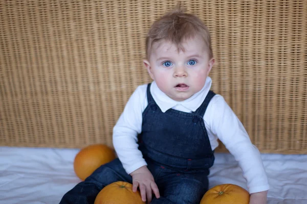 Adorable bebé con naranjas — Foto de Stock
