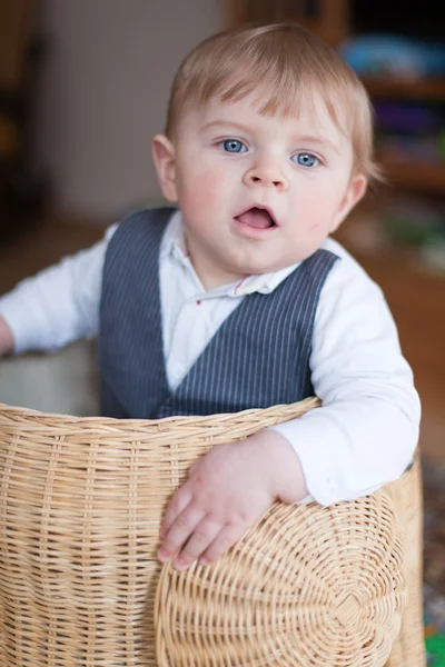 Carino bambino ragazzo giocare con cestino indoor — Foto Stock