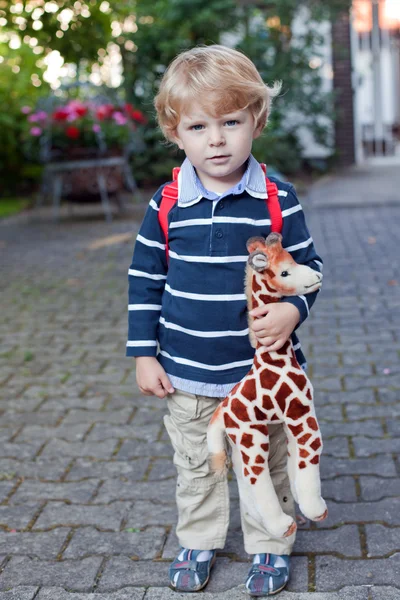 Adorable niño en camino al jardín de infantes de la escuela de verano — Foto de Stock