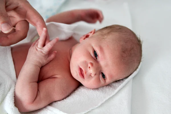 Pasgeboren babyjongen alleen enkele uren oud — Stockfoto