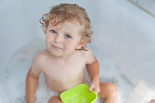 Adorable niño tomando baño —  Fotos de Stock