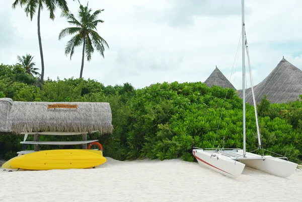 Water sports center on white sand beach of Maldives — Stock Photo, Image