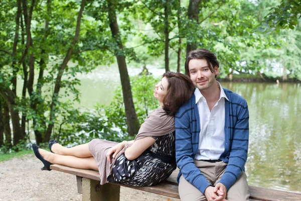 Giovane coppia innamorata nella foresta — Foto Stock