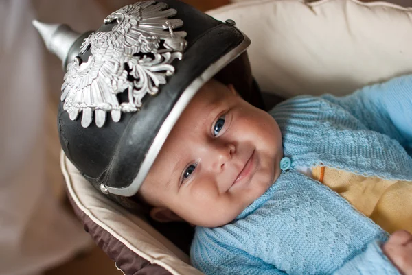Adorable bebé niño en alemán spicked casco — Foto de Stock