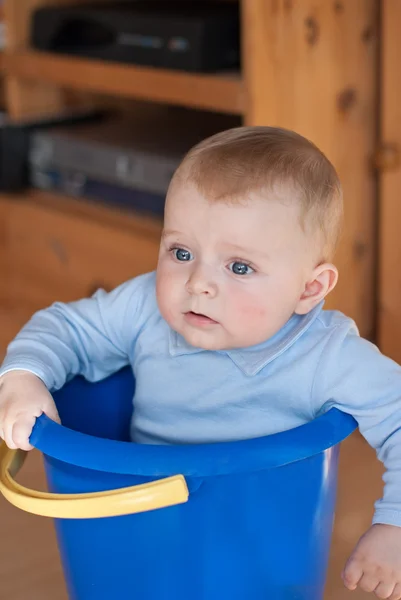 파란색 양동이 실내에 작은 아기 — 스톡 사진