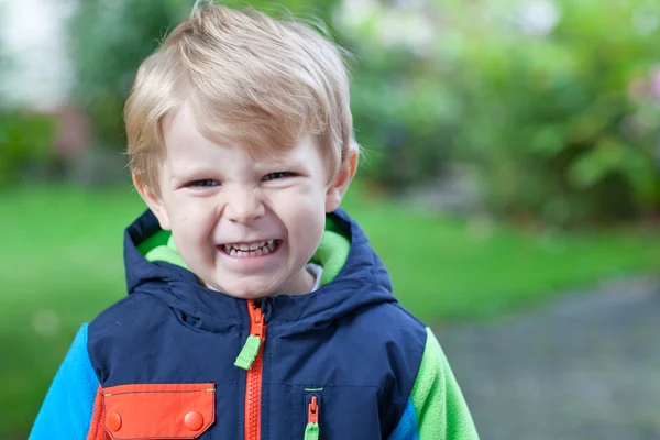 Adorabile bambino in giacca colorata autunno — Foto Stock