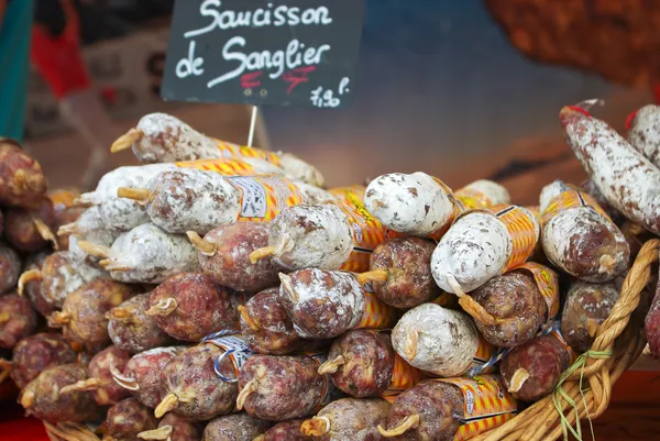 Salami français à vendre sur le marché fermier — Photo