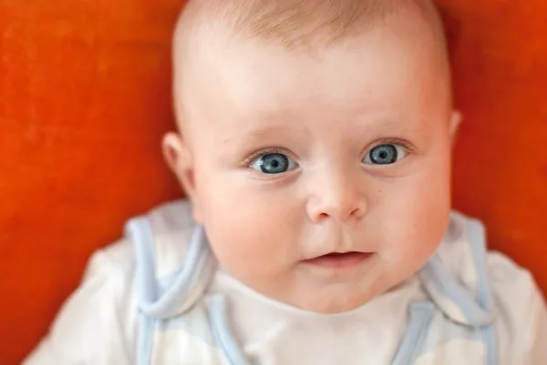 Adorable bebé niño sobre fondo naranja — Foto de Stock