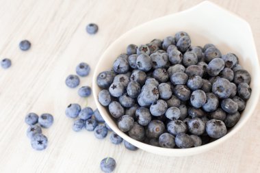 Olgun taze yaban mersini ile beyaz kase Kupası