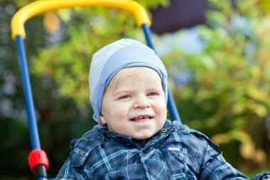 sonbahar parkta yürümeye başlayan çocuk