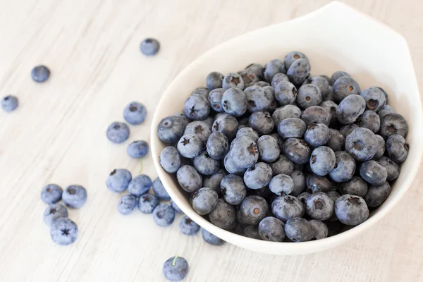 Weiße Schale mit frischen reifen Blaubeeren — Stockfoto