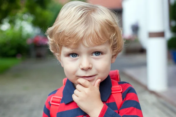 Petit garçon tout-petit sur le chemin de la maternelle — Photo