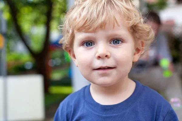 ブロンドの毛を持つ幼児男の子の肖像画 — ストック写真